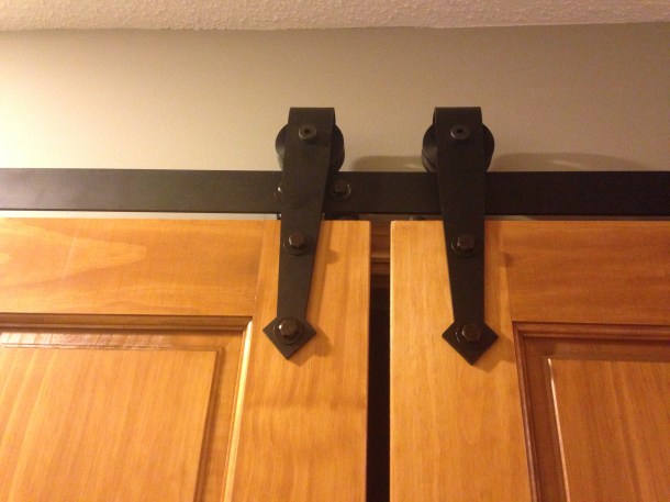 Arrow Hanger in Flat Black with Nylon Black Wheel